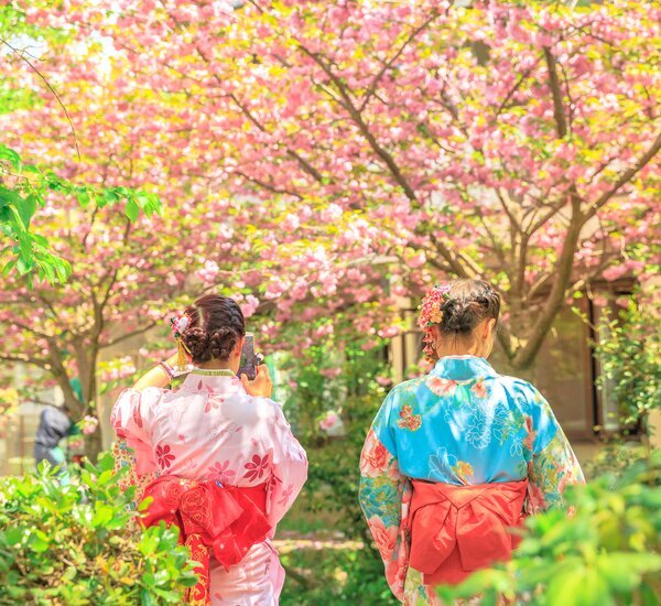 氛围和服摄影演示,展示传统日本和服肖像摄影中一天中的不同时间如何营造不同的氛围和情感影响