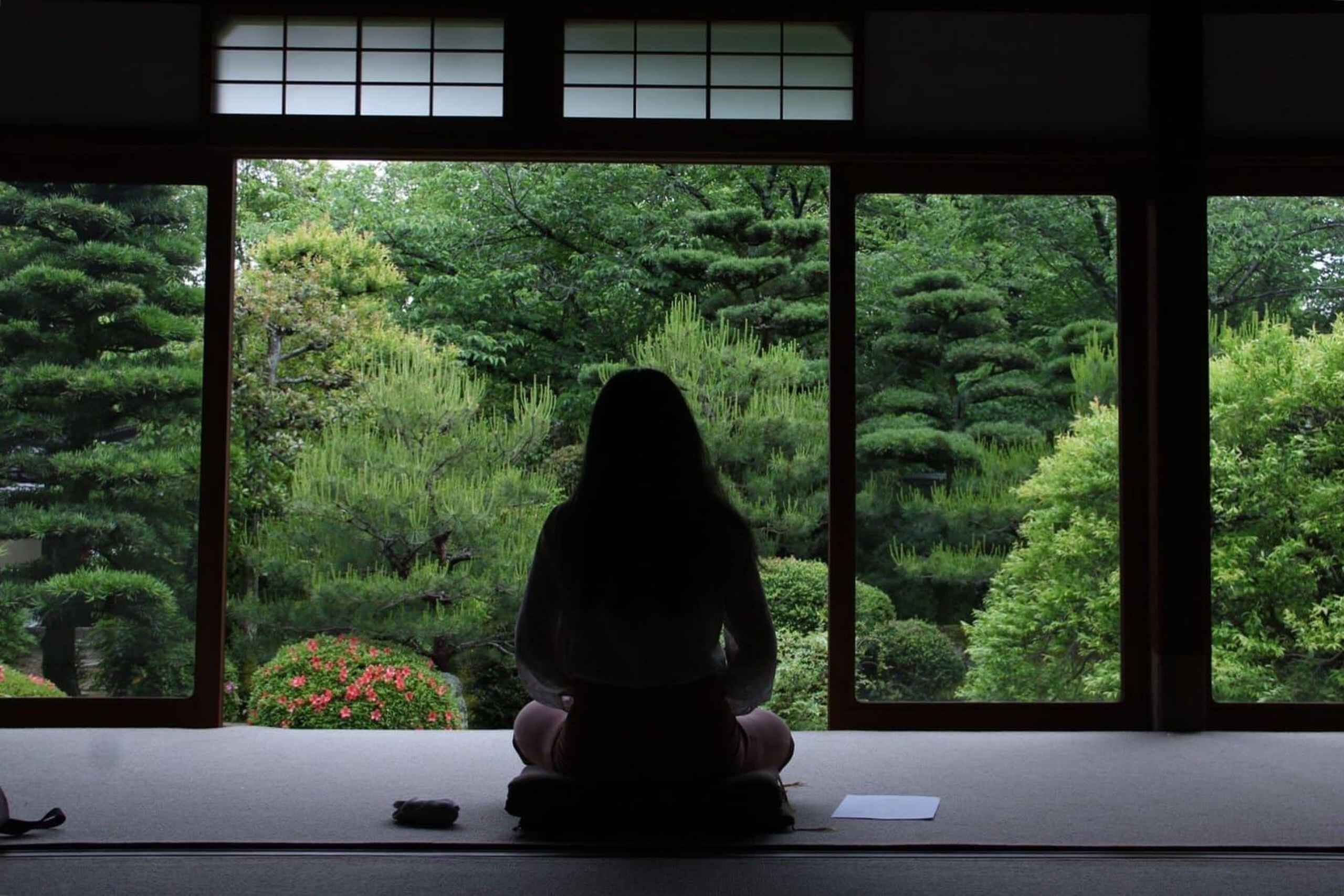 宁静的禅寺内部采用传统建筑和自然采光,在正宗的日本寺庙环境中营造出宁静的氛围,供人们冥想和精神反思