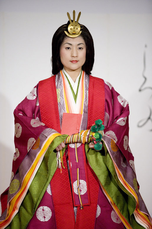 历史上身着传统平安时代十二单多层和服的日本宫廷贵妇,展现了日本古代贵族服饰文化