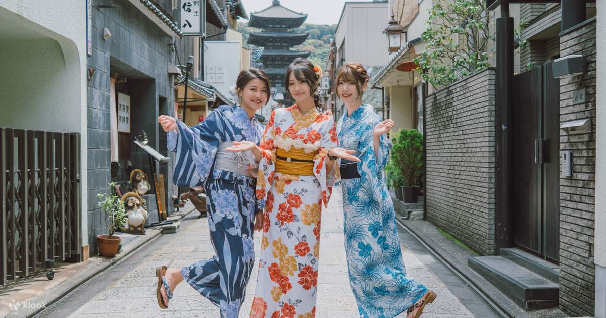 在京都清水寺体验和服租赁,让游客身着传统服饰,享受专业摄影服务和最佳灯光,拍摄出令人惊叹的和服肖像