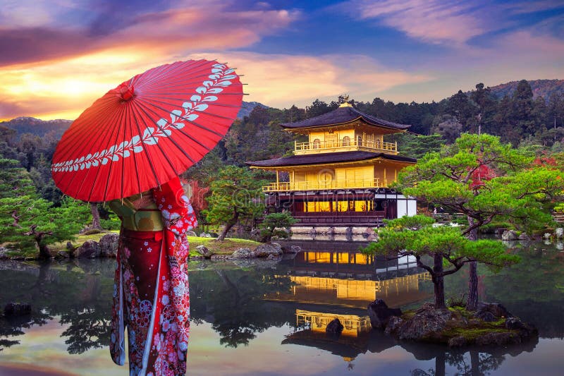身着鲜艳传统和服的亚洲女性站在京都金阁寺前,此时光线条件最佳,适合拍摄展示文化遗产的和服照片