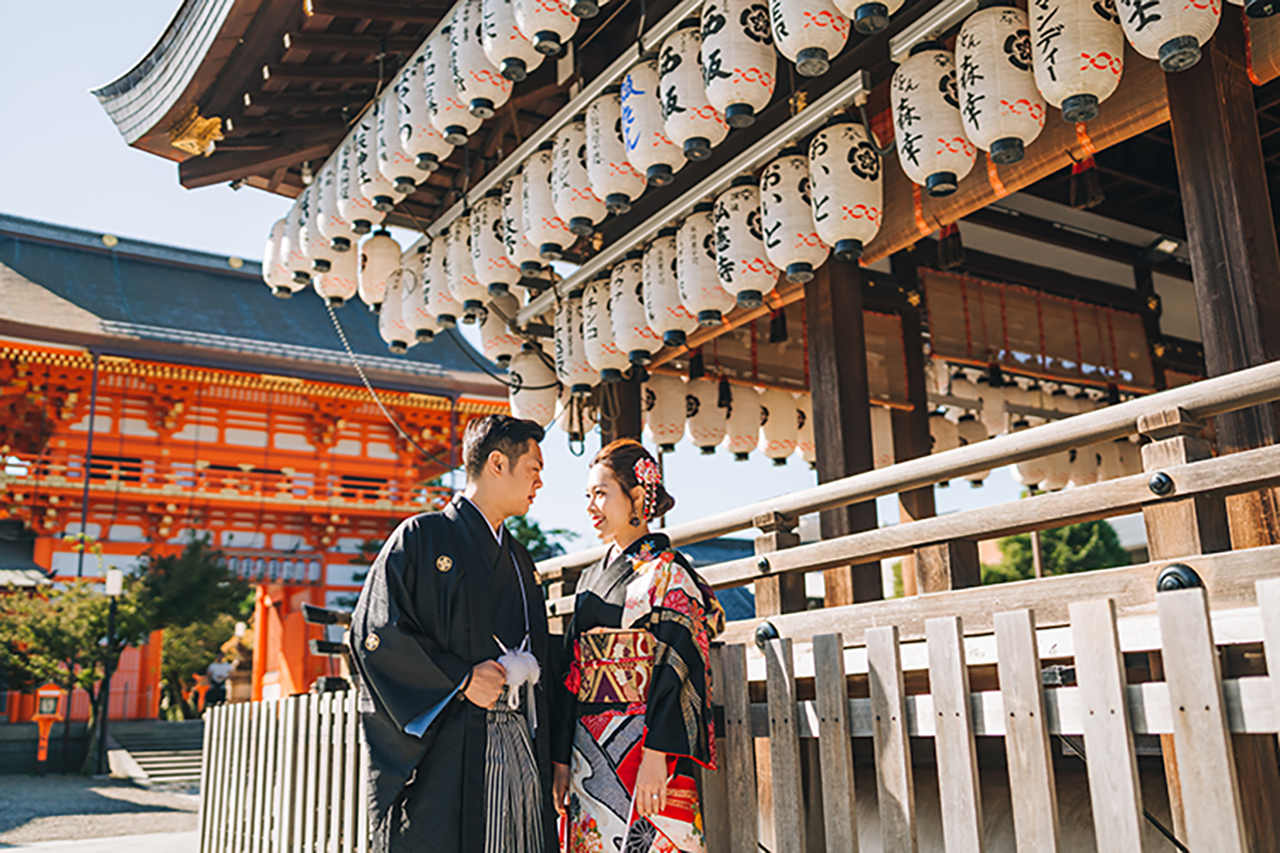 在京都祗园区进行传统和服拍摄,展现正宗的日本建筑和文化元素,展示专业的婚礼摄影