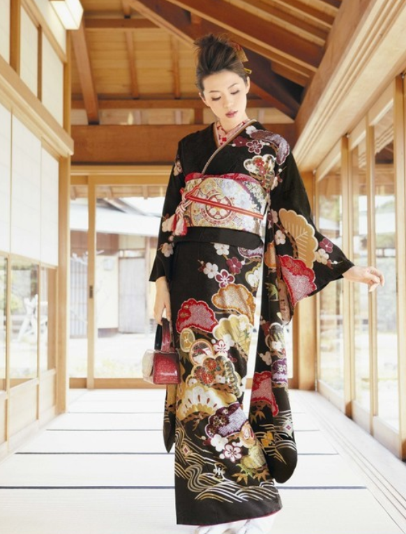 未婚女性穿着的日本传统振袖和服,色彩鲜艳,图案优雅