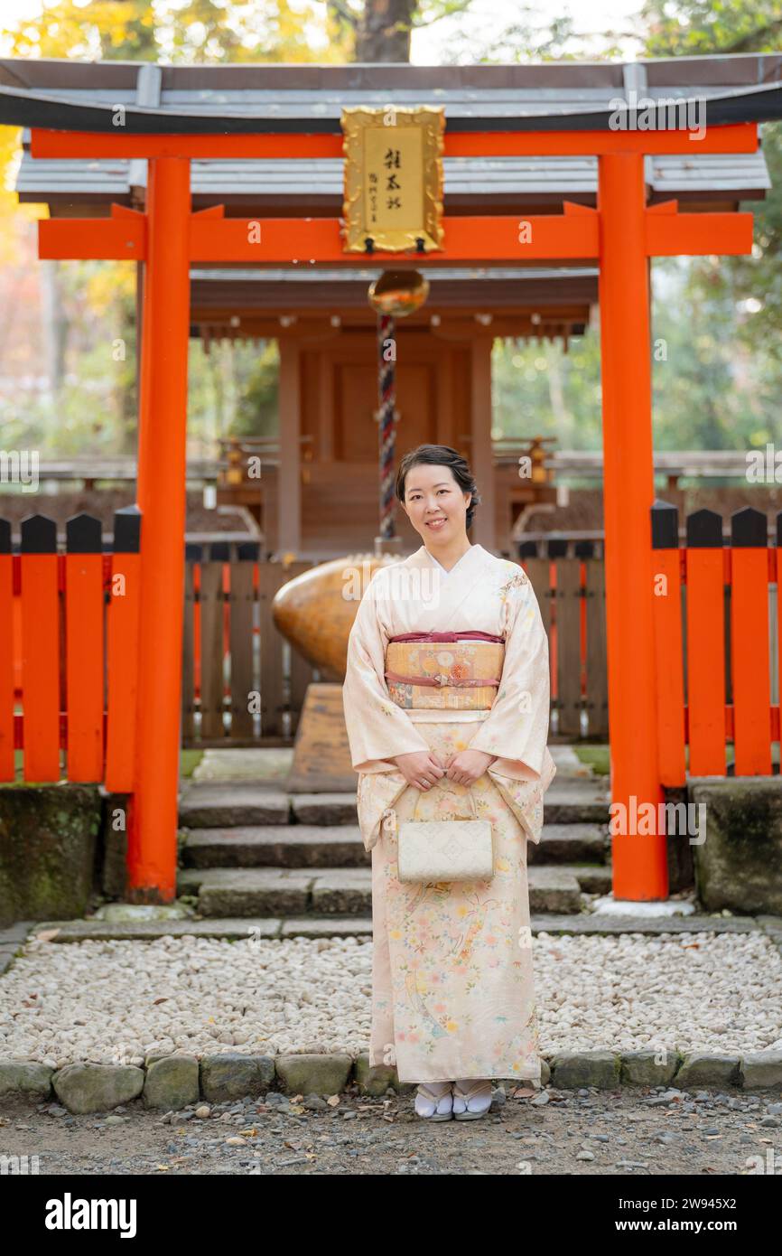 在最佳时机,以日本神社传统鸟居为背景,拍摄具有重要文化意义的和服,尊重日本文化传统和审美原则