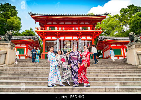 樱花季期间,身着传统和服的日本女性优雅地走过京都清水寺,展现出适当的寺庙礼仪和尊重的行为