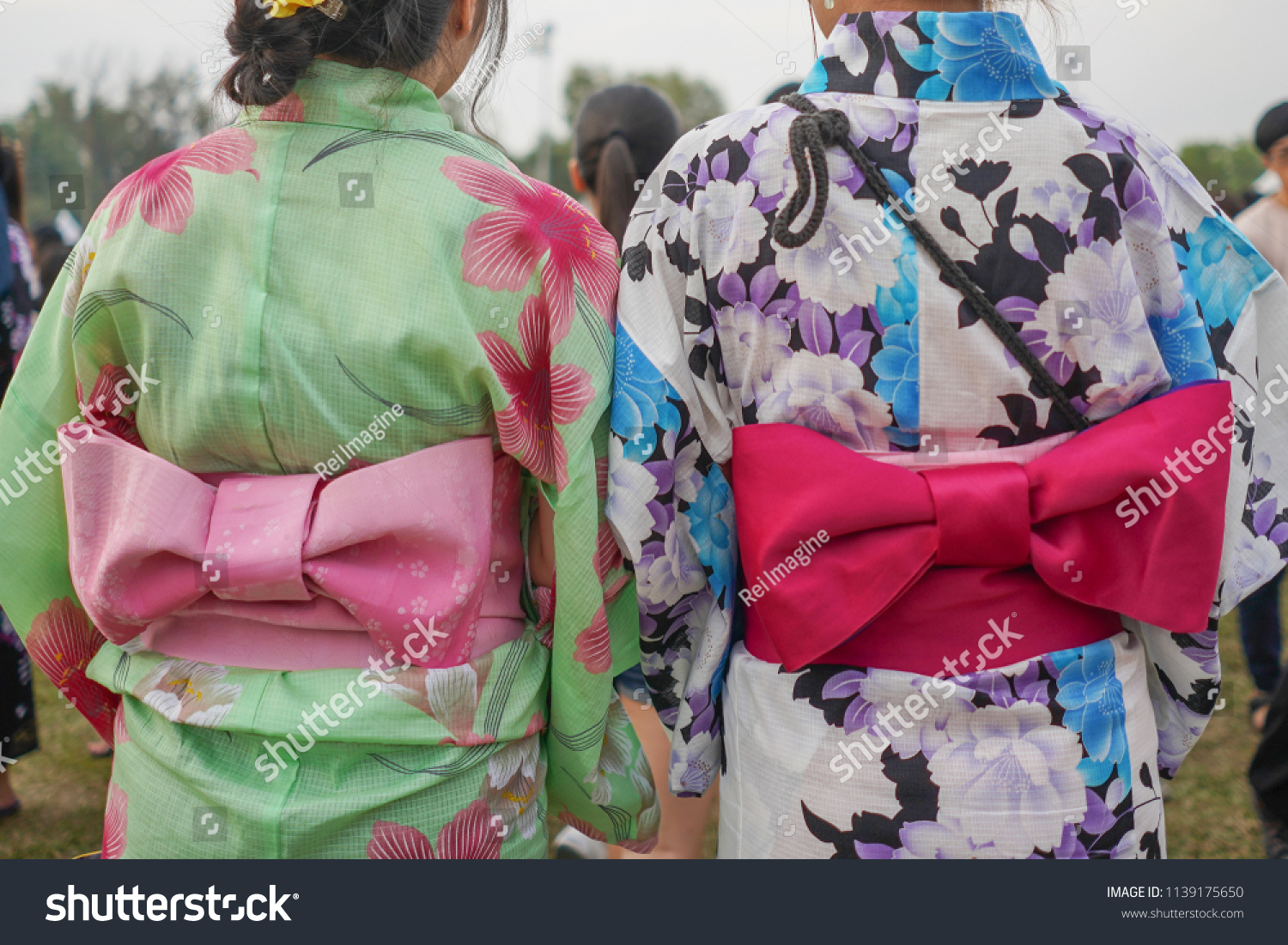 传统日本和服的背面展示了精致的腰带,其复杂的系带图案和装饰设计展现了文化工艺