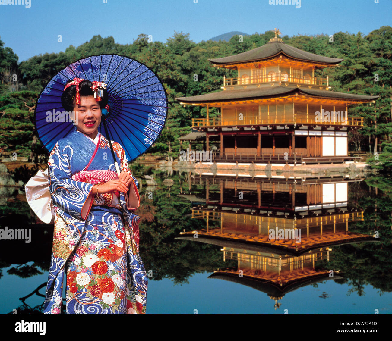 京都金阁寺身着传统和服的女子,展示完美的和服摄影背景