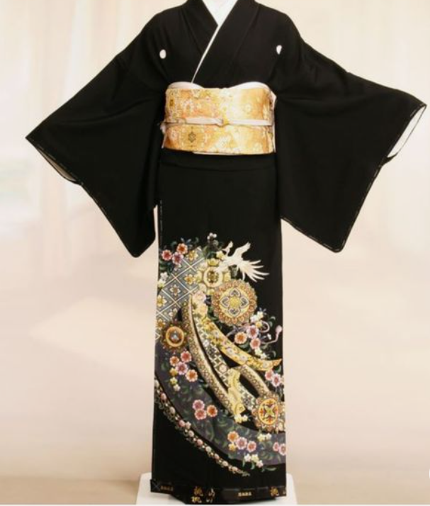 日本已婚女性穿着的短袖、下摆有图案的传统留袖和服,展现了正式的文化服饰