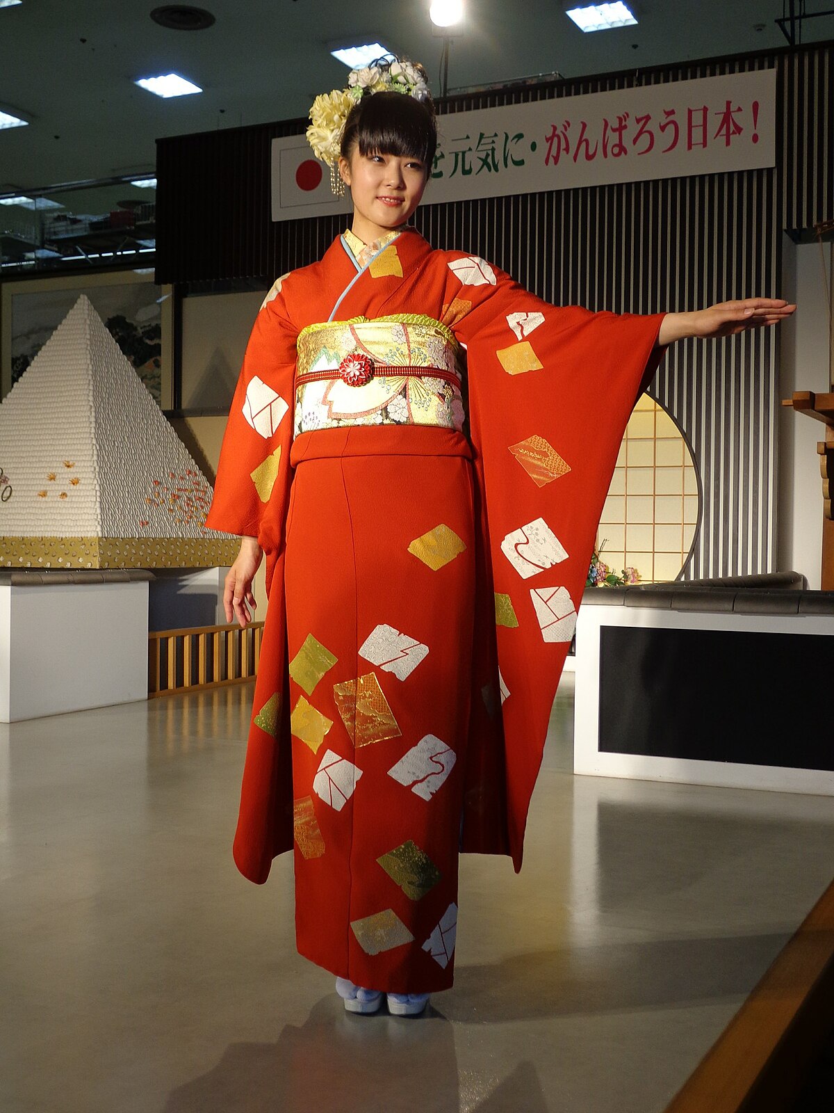 身穿长袖振袖和服的日本女性展示未婚女性的传统礼服