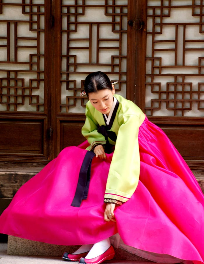 韩国传统韩服,色彩鲜艳的赤古里上衣和飘逸的奇玛裙,展现了韩国传统服饰优美的线条和鲜艳的色彩
