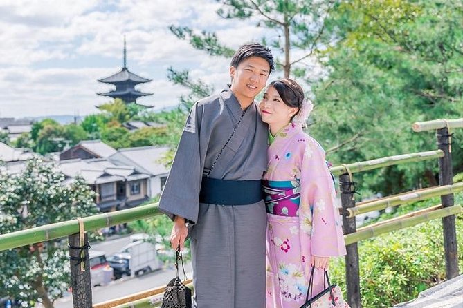 游客在日本京都体验和服和浴衣租赁——日本传统文化沉浸活动