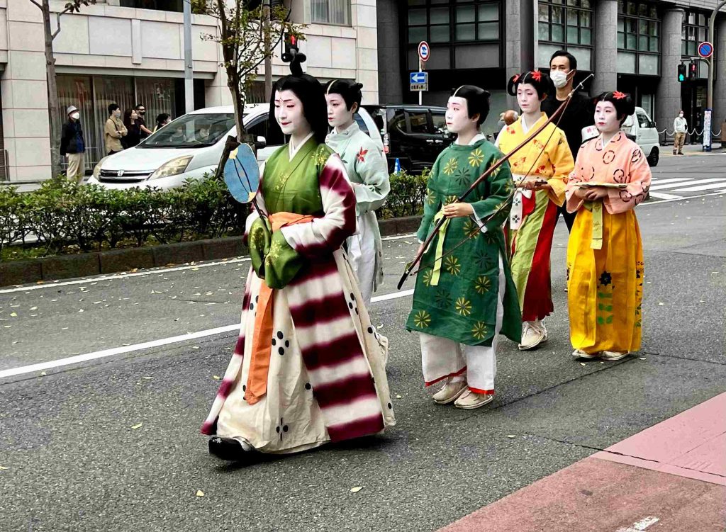 日本传统节日祭祀，参加者身穿和服文化庆典京都