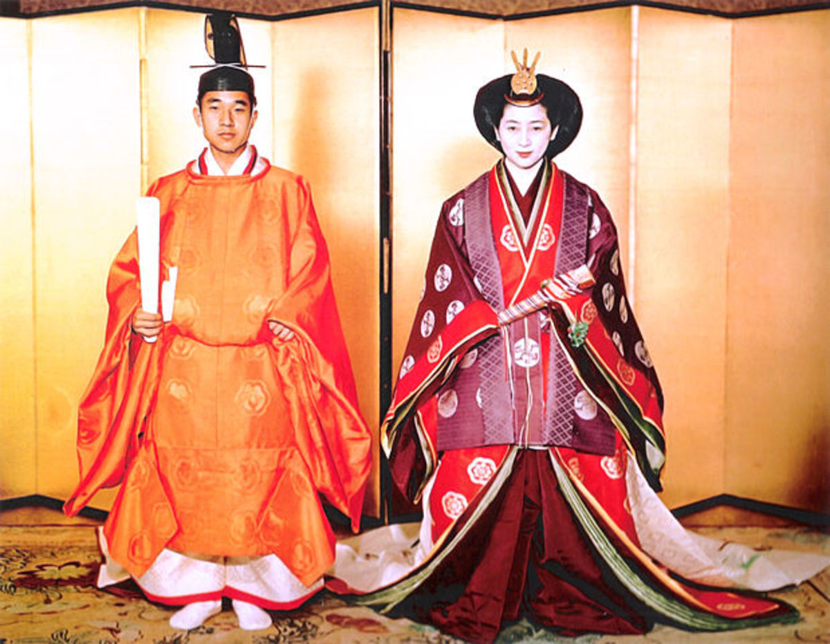 平安时代宫廷女士穿着精致的多层和服,通过古代日本京都的服饰展示社会等级