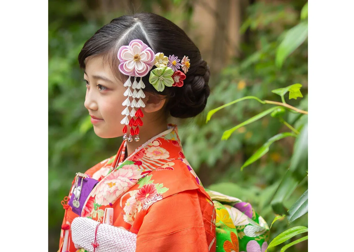 一系列传统的日本发簪，以当季花朵、蝴蝶和装饰元素为特色
