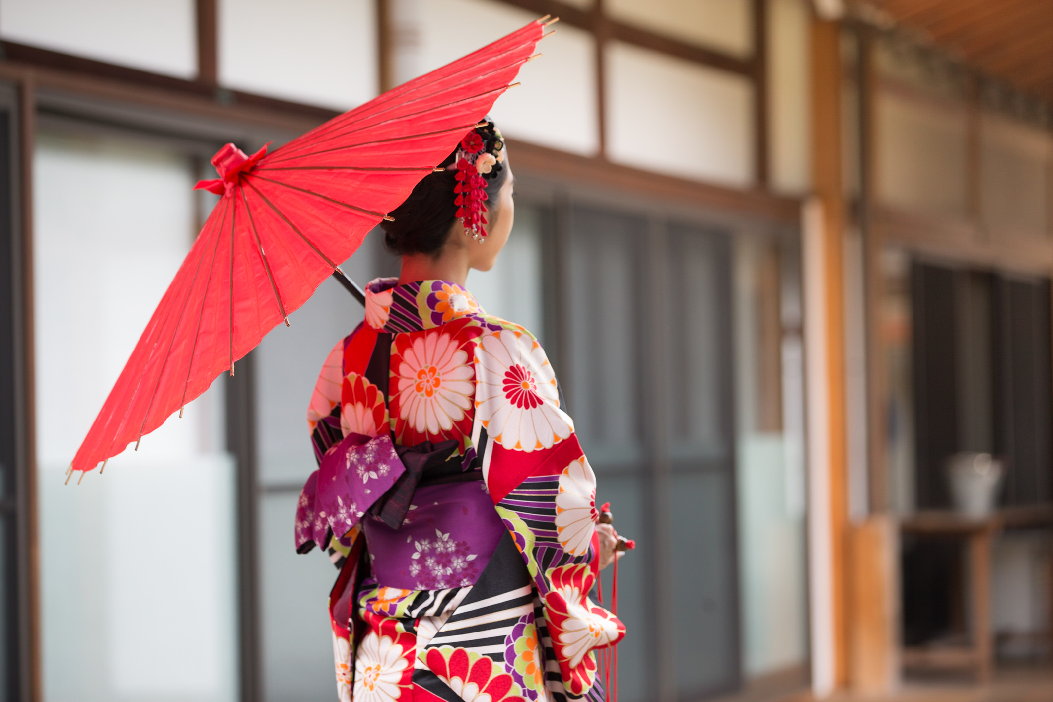 现代游客穿着传统和服在历史悠久的京都区展示当代文化体验和日本遗产的保护