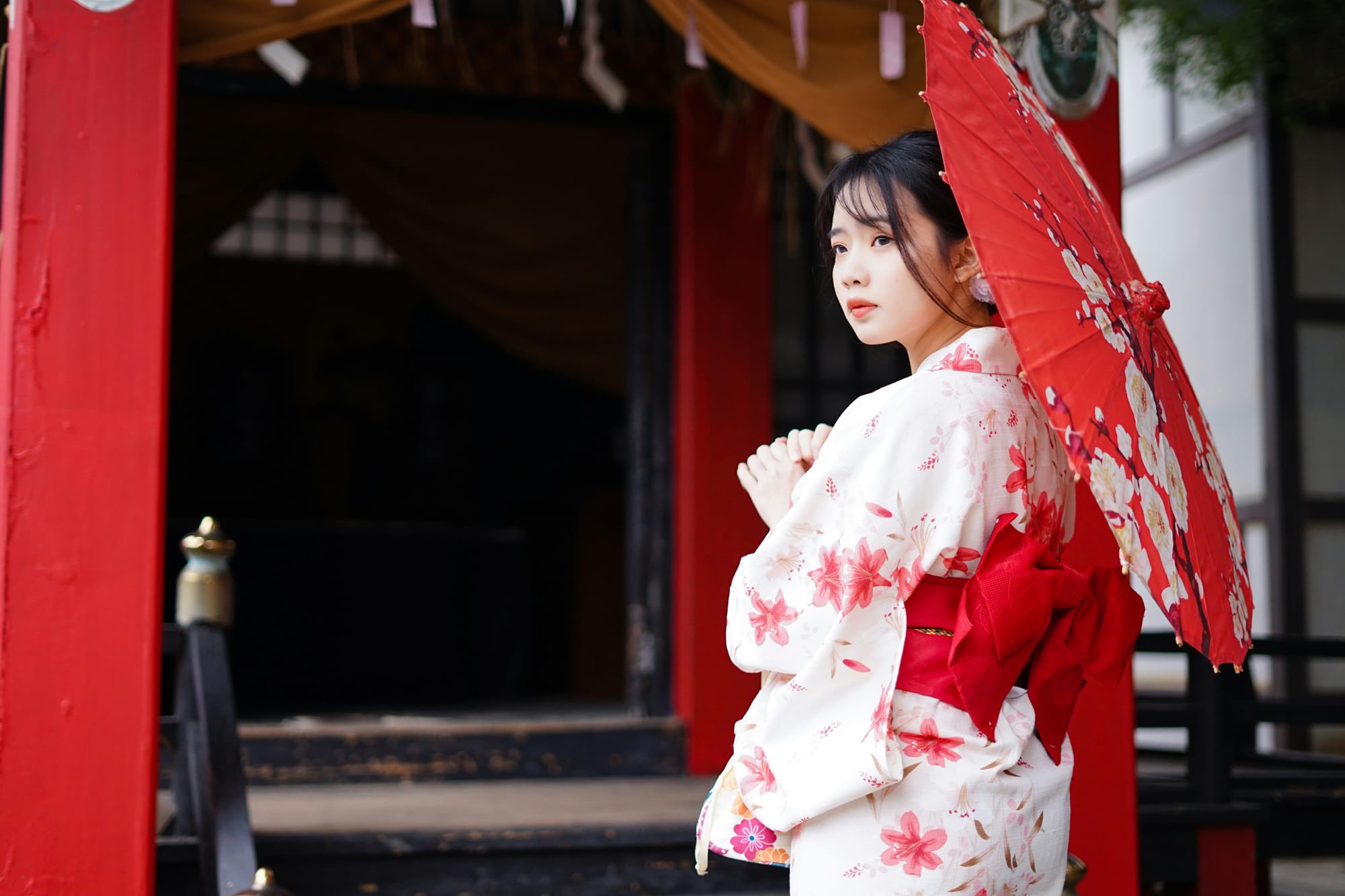 身穿传统和服的女子走过京都历史悠久的街道和传统日本建筑
