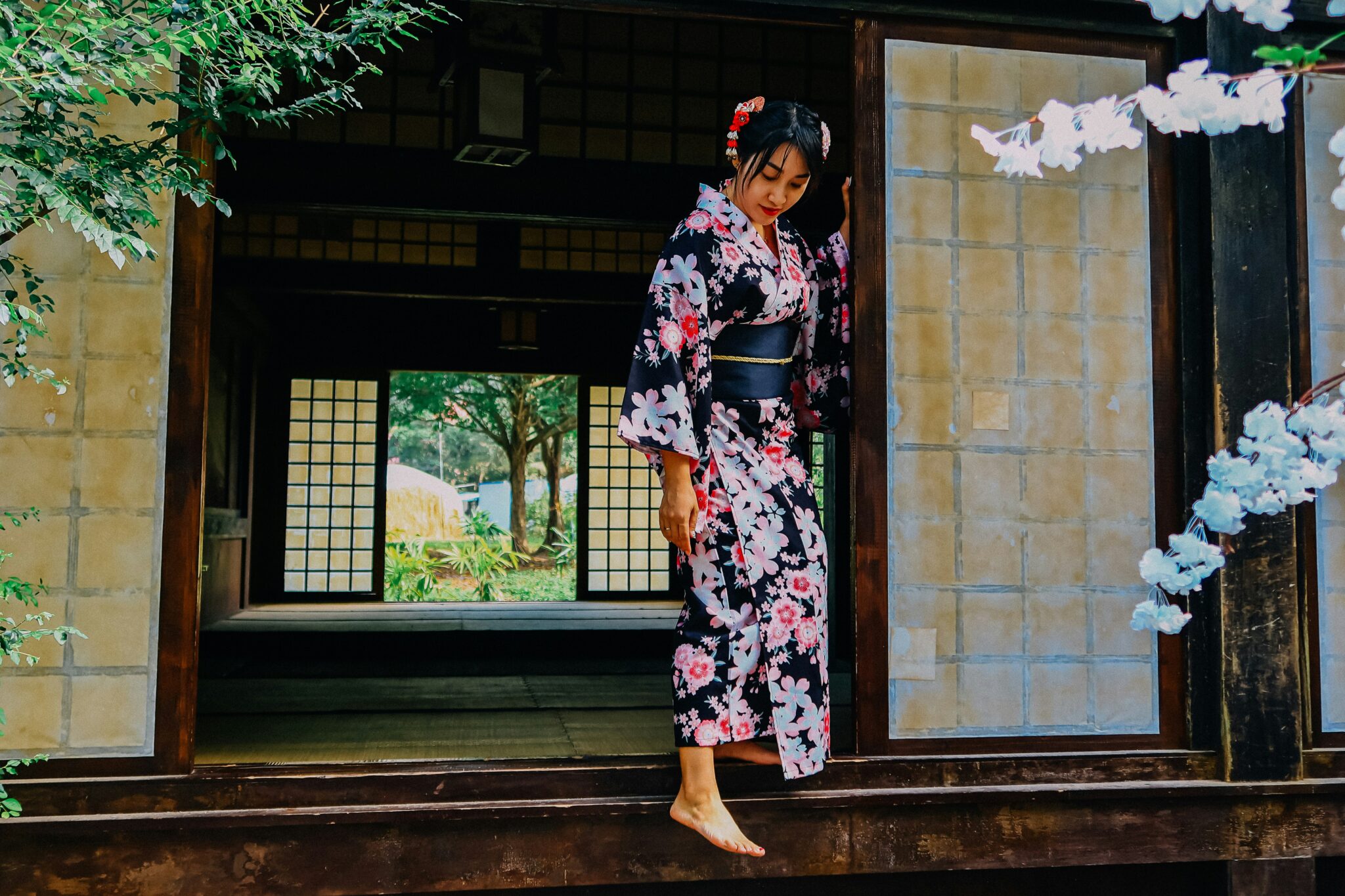 穿着和服漫步历史街区